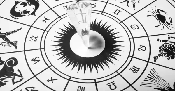Wahadło nad kołem zodiaku, symbolizujące poszukiwanie odpowiedzi na pytanie: jakim znakiem zodiaku jestem.