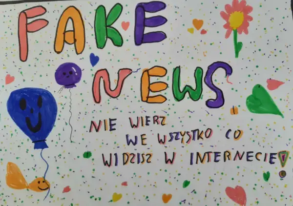 Kolorowe litery tworzą napis "FAKE NEWS". Poniżej, mniejszymi literami, widnieje ostrzeżenie: "NIE WIERZ WE WSZYSTKO CO WIDZISZ W INTERNECIE!". Obrazek ozdobiony jest balonami, kwiatkiem i serduszkami.